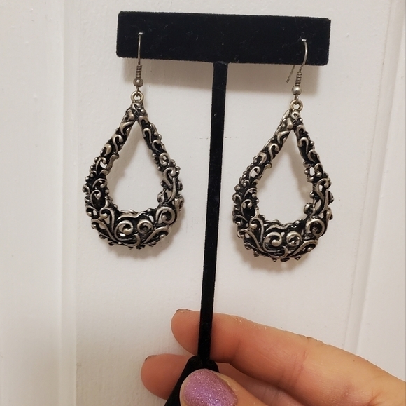 Charming Charlie Fashion Jewelry Pierced Dangle earrings Silvertone - Picture 1 of 8